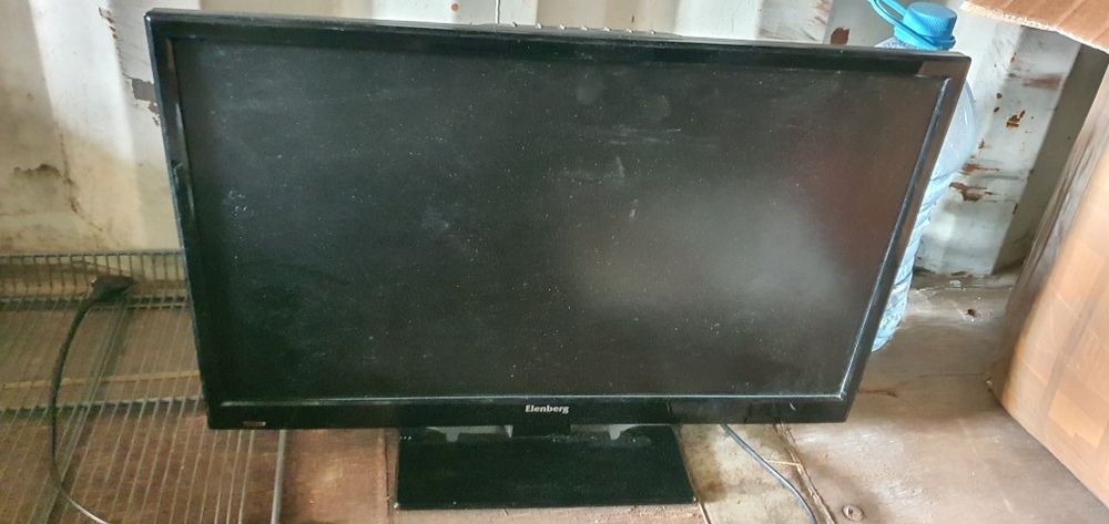 Вытяжка,  телевизор,  шоколадный фонтан