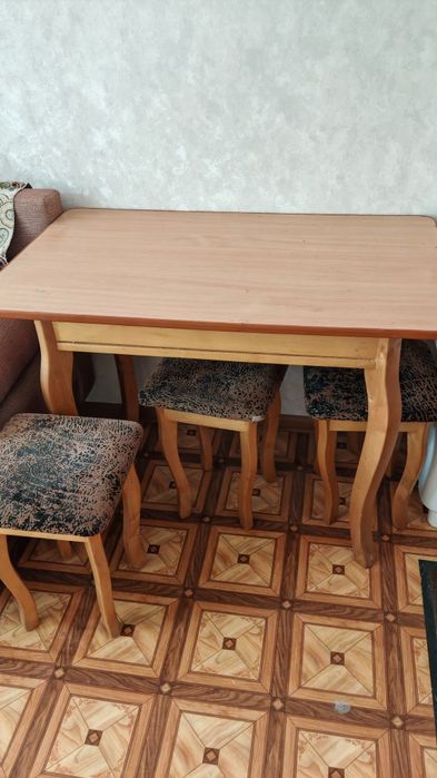 Продам стол и 2 табуретки
