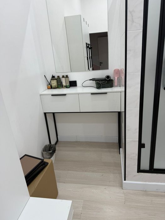 Распродажа инвентарей, Зеркал и шкафчики