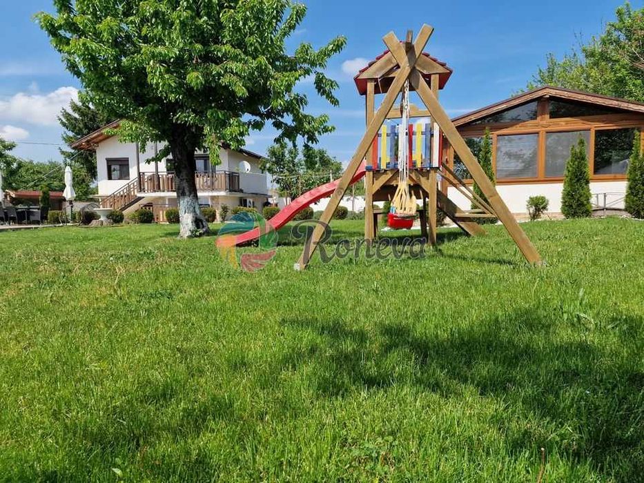 Малко имение с басейн в близост до язовир! Две паркоместа!