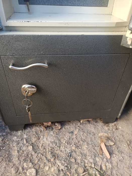 Каса сейф  огнеупорен с шифър и ключ
