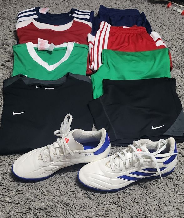 Lot haine de fotbal  158-170 cm si ghete fotbal nr 40