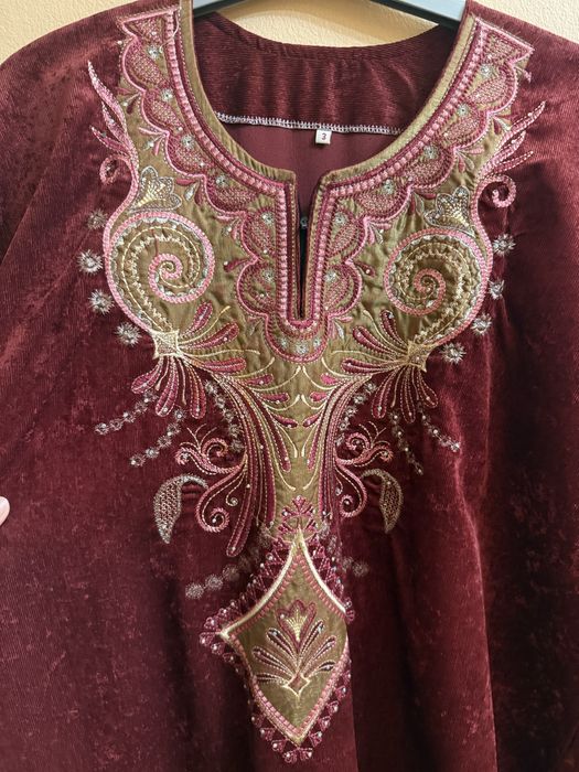 Rochie orientală din catifea – broderie manuală, elegantă