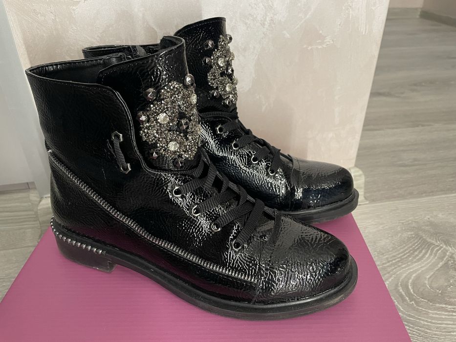 Дамски боти номер 39