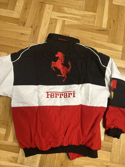Яке Ferrari Ново