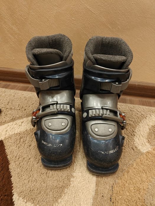 Детски ски, обувки, каска и щеки комплект.