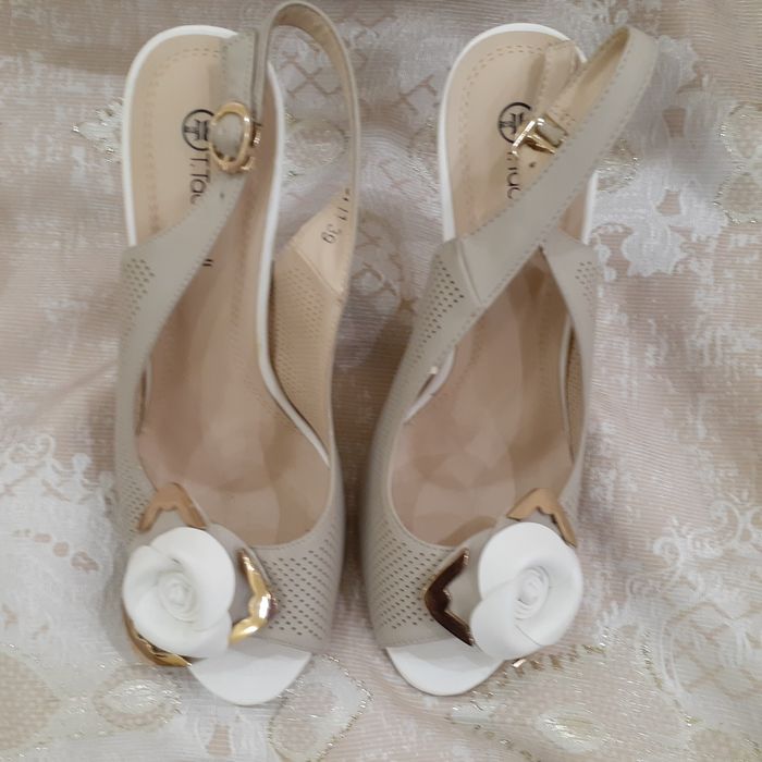 Продам босоножки бежевые