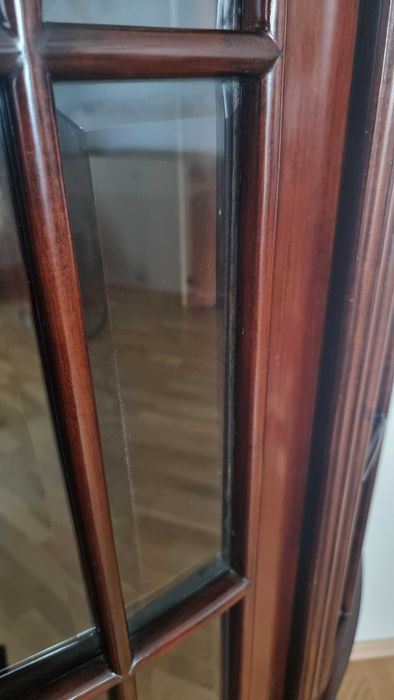 Vitrina de colt din lemn masiv