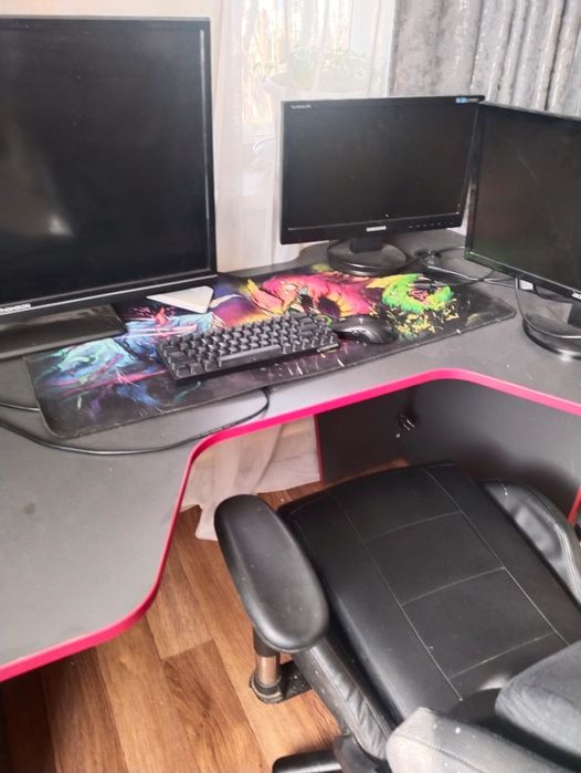 Продам стол кресло и мониторы