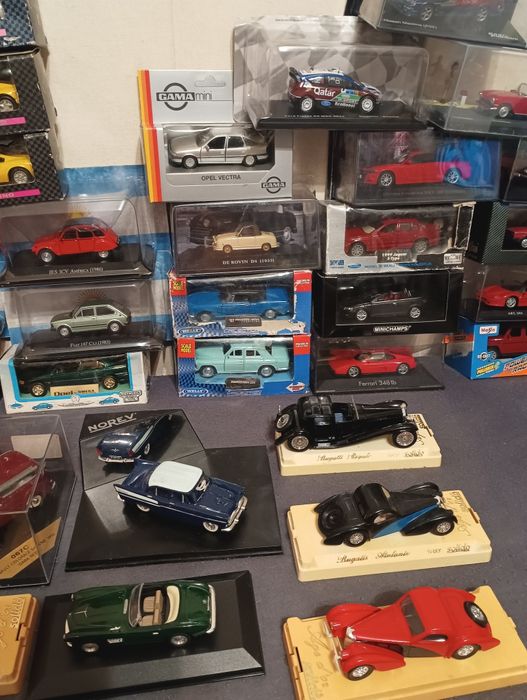 Колекция умалени модели дайкаст diecast