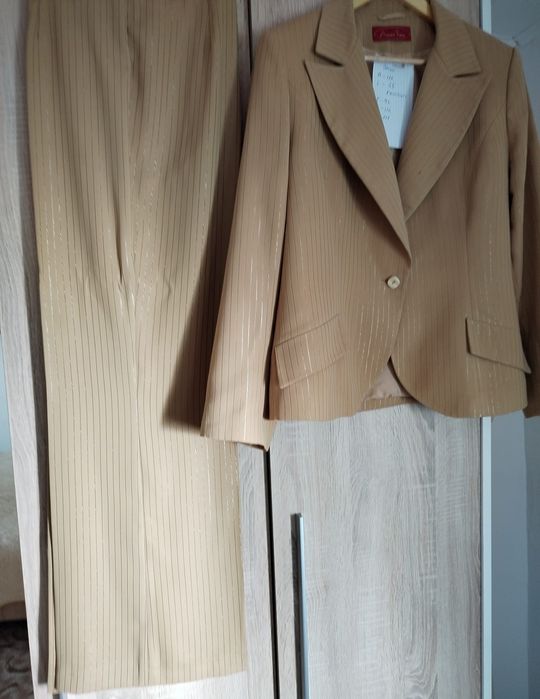 Vând costum damă, mărimea 50, culoare muștar