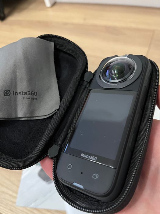 Екшън камера Insta360 x3, като нова с много аксесоари включени към цената!