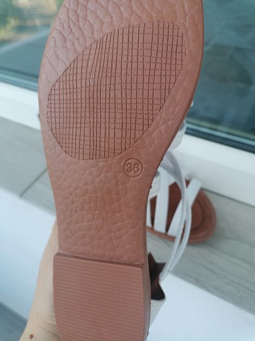 Sandale noi, marimea 35 cu interiorul de 22.5 cm