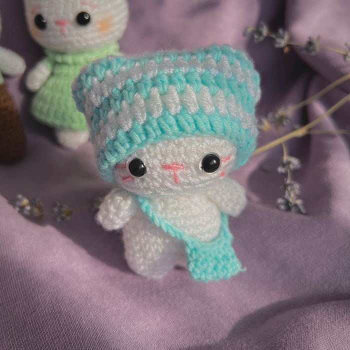 Играчка котенце със сладки аксесоари – ръчно изплетено на една кука