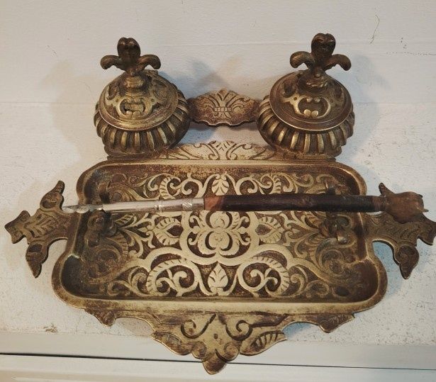 Set de birou antic din bronz masiv în stilul Baroc. 
Este un obiect de colecție, vechi de aproximativ 100 de ani.
