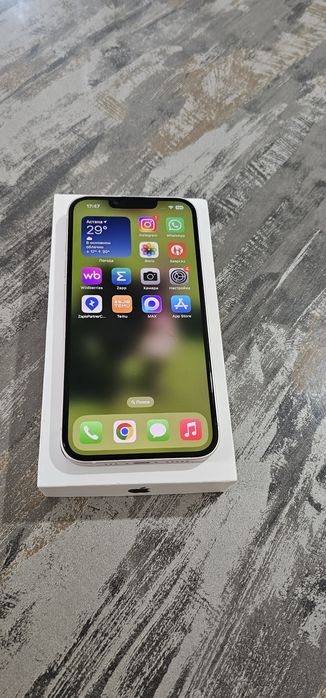 Продам IPhone 13