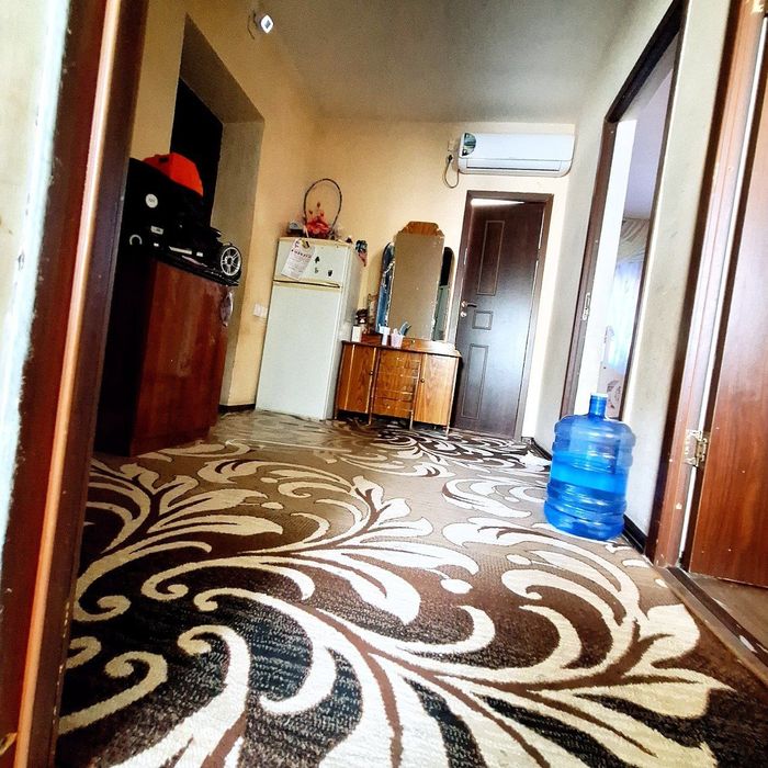 Кармана туманида 3 хонали 2 этажи домнинг 2 чи этажидан квартира сотил