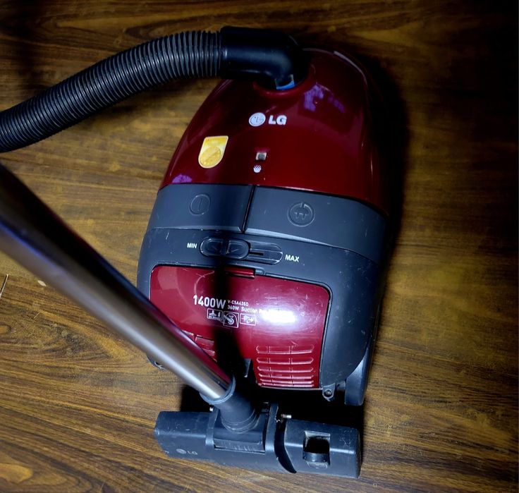 Пылисос в полно рабочим состоянии мало пользвали в полном комплекте