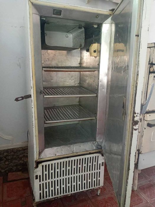 Холодильник с морозильной камерой