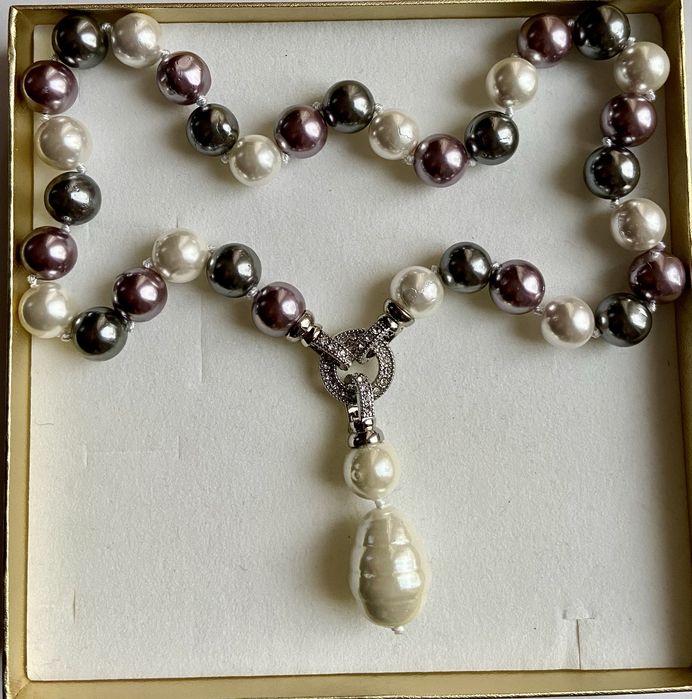 Colier din perle cu inchizatoare de metal