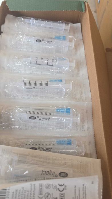 Шприцы и емкость для отходов