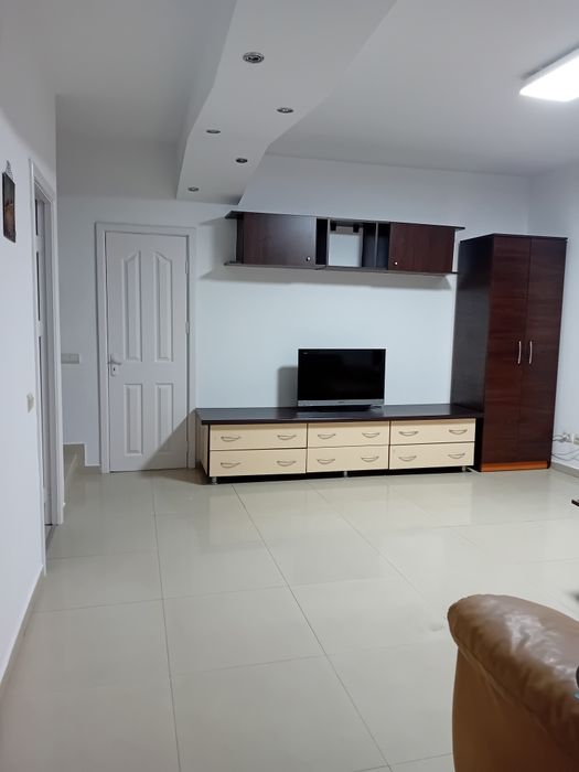 Închiriez apartament cu 3 camere