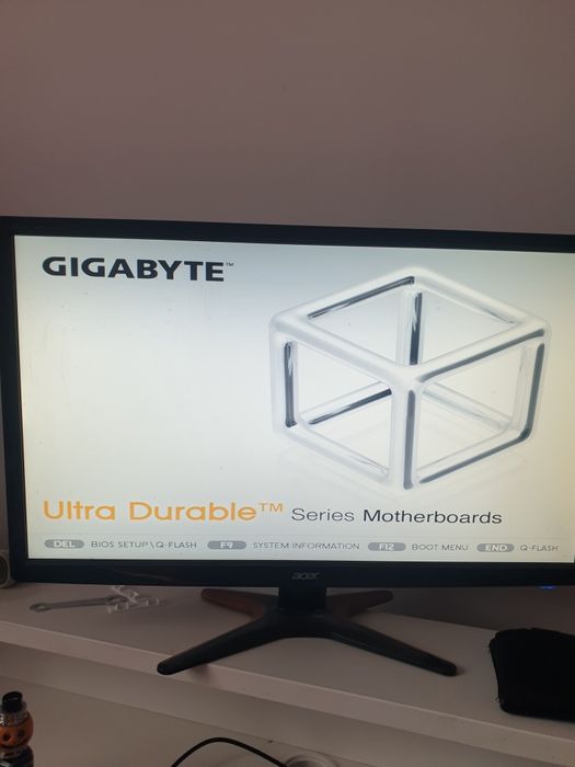 Vand pc low gaming sau pe piese