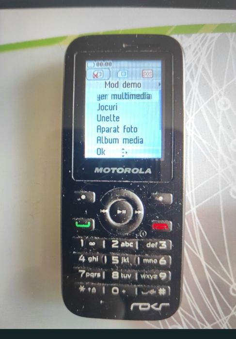 Telefon Motorola cu taste și camera, mic, compact, robust, foarte practic.