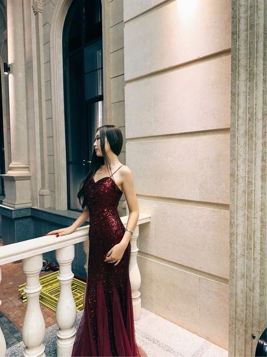 Продаю очень красивое красное платье