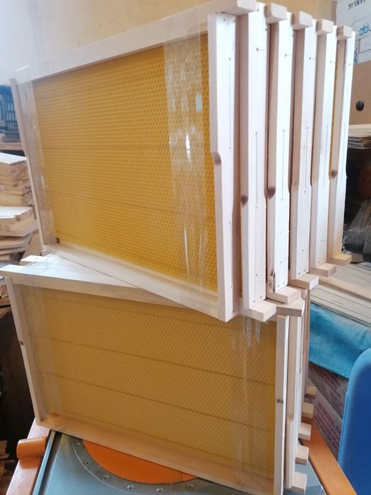 Пчелни рамки с монтирана восъчна основа