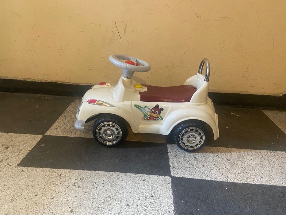 Детска кола за бутане с крака