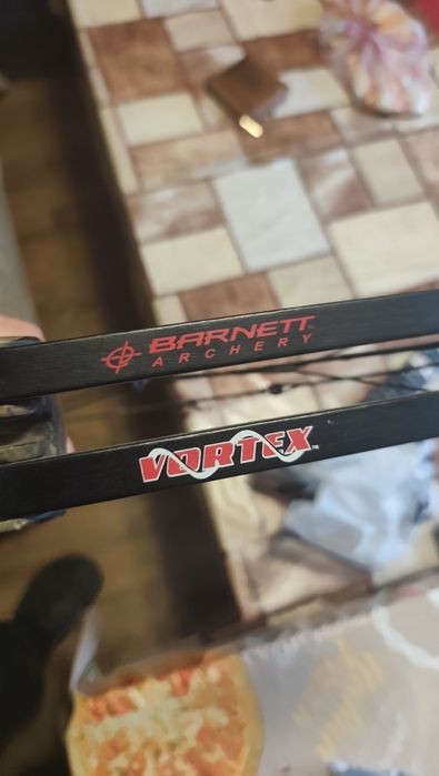 Продавам запазен лък компалт