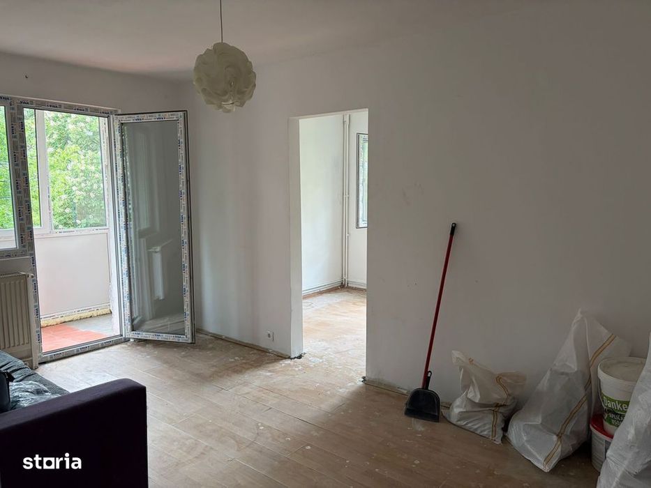 Dâmbu – Apartament 3 camere, etaj 2/4, balcon
