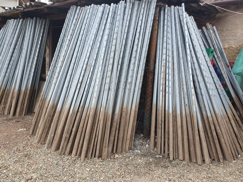 Stalpi si plasa  pentru gard ,vie,zmeură e.t.c