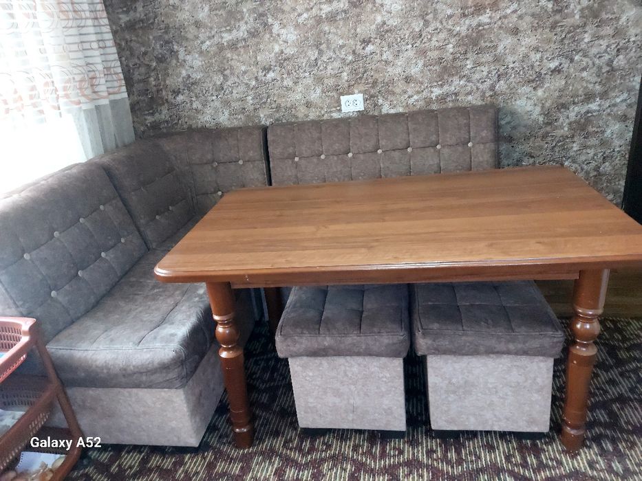 Кухонная мебель и стол