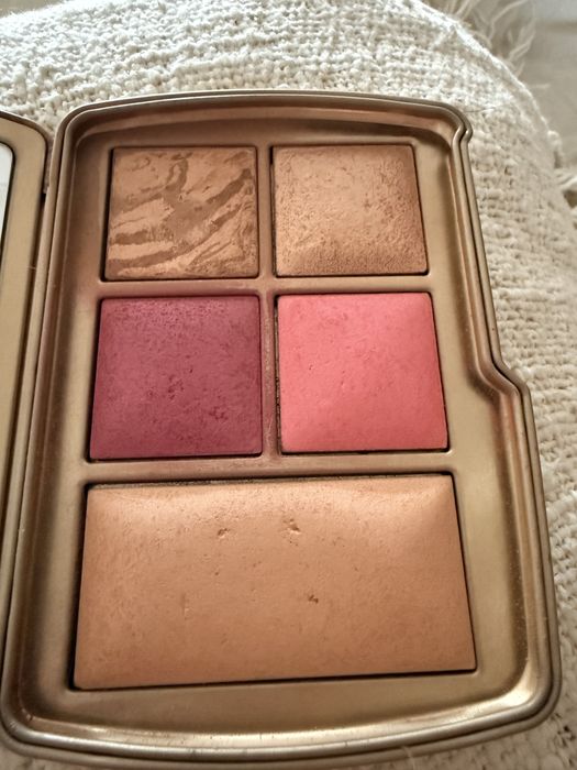 Hourglass палетка для лица