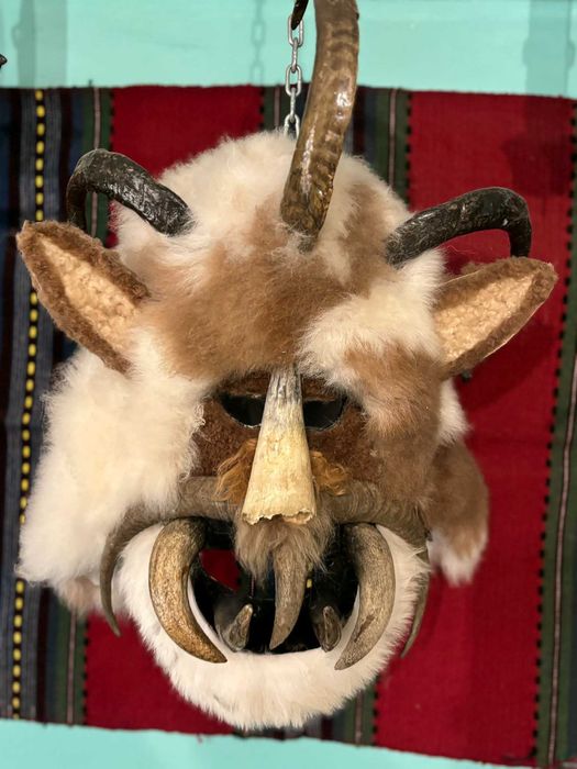 Сурвакарски, кукерски маски