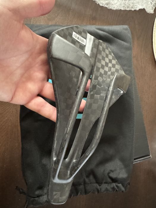 Карбонова седалка за MTB/шосеен велосипед с 3D принтирана пяна