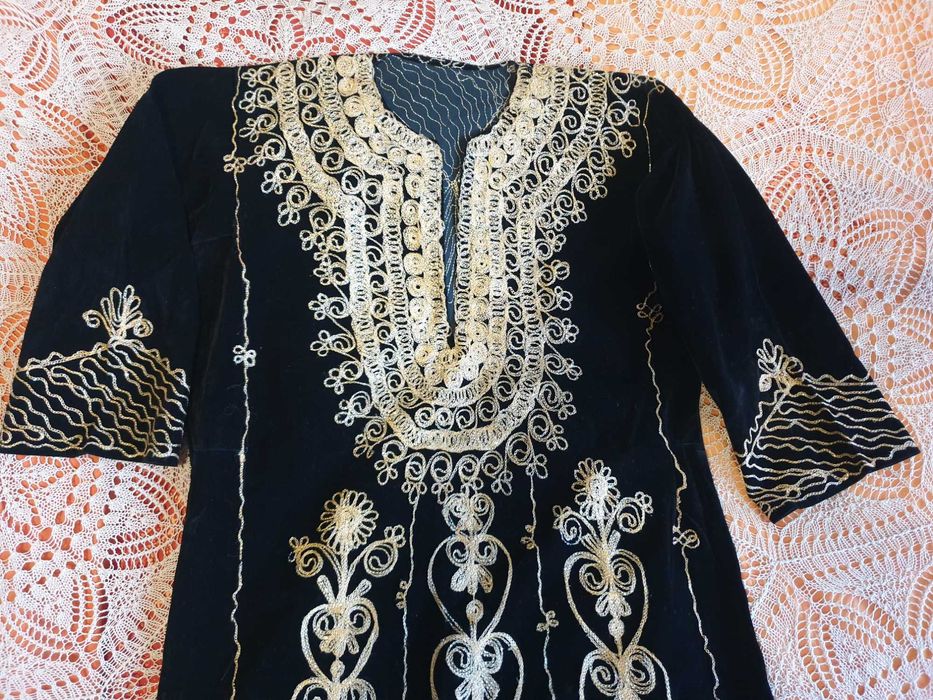Старинен сукман от кадифе със сърма