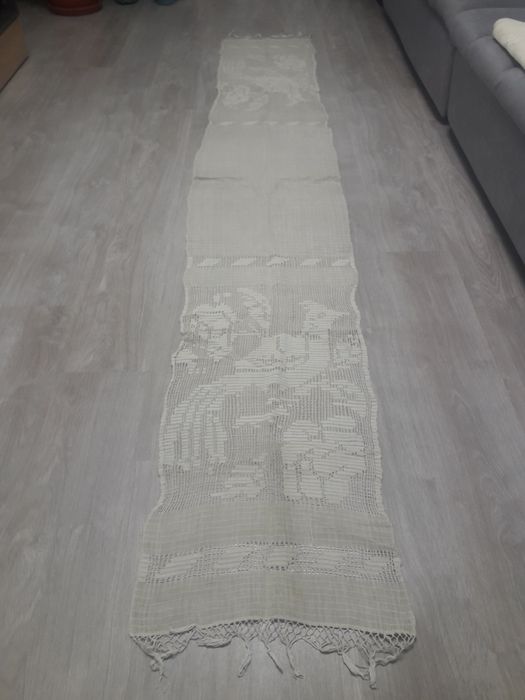 Stergar traditional cusut manual pe panza de borangic alb