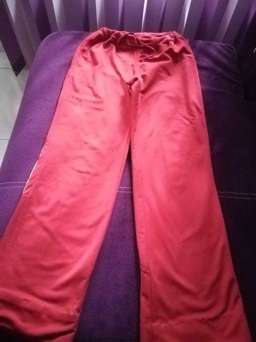 Червен спортен екип