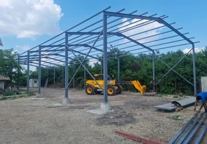 Vând hală metalică de pe stoc 12 m lățime 30 lungime 4 m la ștrasină tot cu montaj la super preț fac și alte mărimi lucrăm fără avans