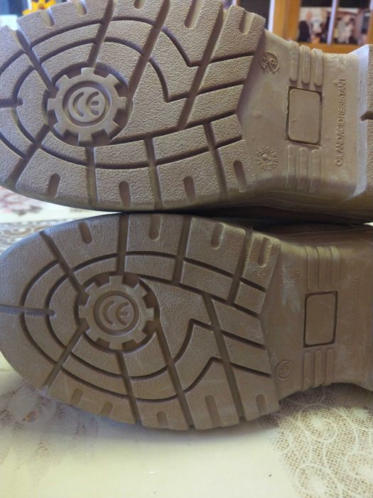 Продавам чисто нови обувки / боти /