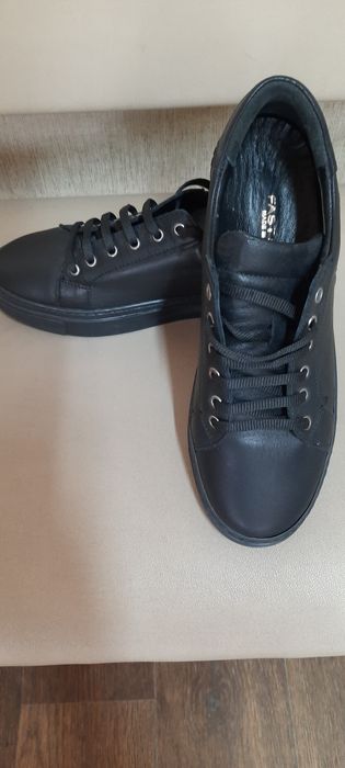 Женские кроссовки