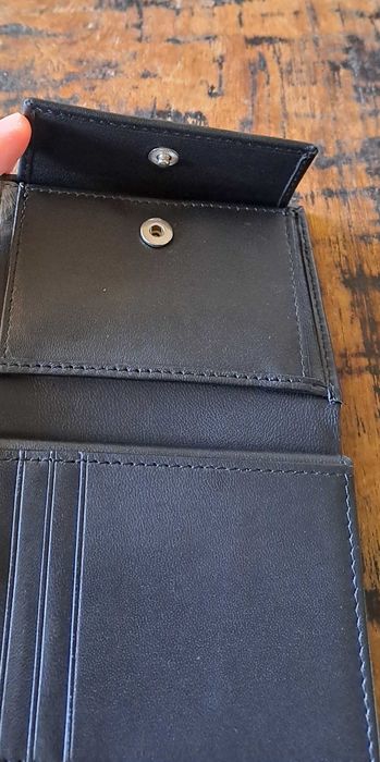 портфейл Hugo Boss БОС от естествена кожа, черен, тройно сгъваем, с капак и отделение за монети