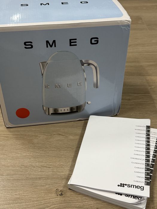 Красный чайник Smeg