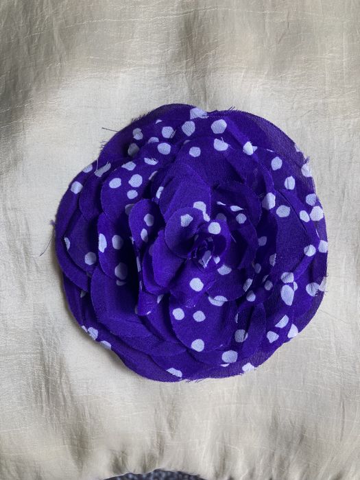 Brosa Floare Mov cu Buline Albe