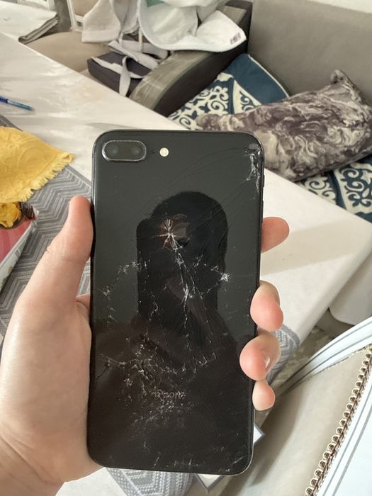 Айфон 8+ корпус разбит коропка имеется 64 гб