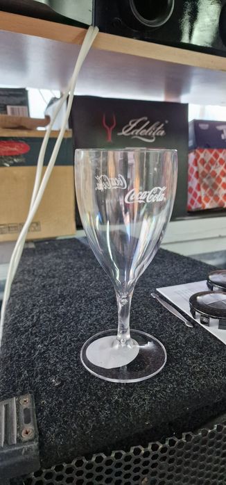 Pahare din plastic colorate si cola transparent