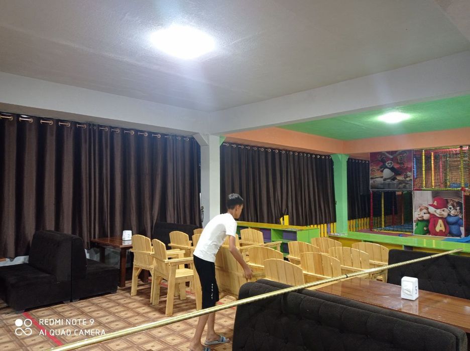 Yog‘och stol va stullar sotiladi (kafe va restoranlar uchun)